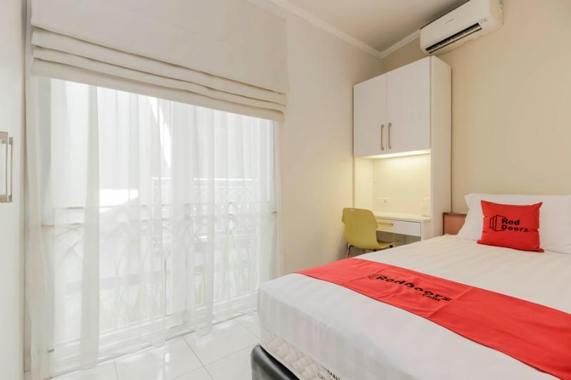 Hôtel Reddoorz Syariah Plus At Jatibening à Bekasi Extérieur photo
